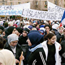 France : une jeune femme voilée agressée à Reims en pleine rue par une vingtaine d'individus