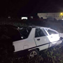 Marketin önündeki palete çarpan otomobil tarlaya savruldu