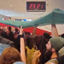 Yunanistan halkı ülkelerine kaçan İsraillileri Filistin bayrağıyla karşıladı