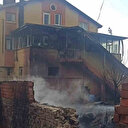 Hem otları  hem komşuyu yaktı: Evinin önünü temizlemek isterken faciaya sebep oldu