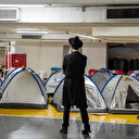 Saldırılardan korktukları için evlerine giremeyen İsrailliler çadırda yatıyor