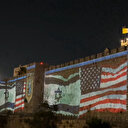 İşgalcilerden utanç dolu hareket: Kudüs surlarına ABD ve İsrail bayrağı yansıttılar