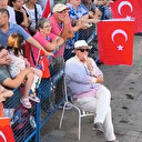 CHP’li başkan Tuncer Başoğlu'nun rahatlığı tepki topladı: Mitingi dondurma yiyerek izledi