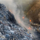 Manisa'da eski çöp depolama alanında yangın: Bir itfaiye eri dumandan etkilendi