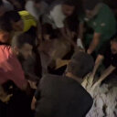 İsrail Gazze'de onlarca çadırı bombaladı: Filistinliler elleriyle toprağı kazarak yakınlarını kurtarmaya çalıştı