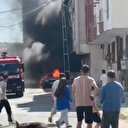 Arnavutköy'de park halindeki araç alev alev yandı; yangın bitişikteki binaya sıçradı