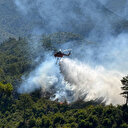 Antalya'nın 3 ilçesinde orman yangını: Alevlerle mücadele sürüyor
