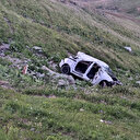 Ardahan'da otomobil uçuruma yuvarlandı: İki kişi yaralandı