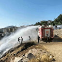 İtfaiyeciler yangın söndürme derdinde, çocuklar serinlemenin keyfinde