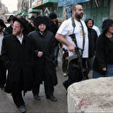 مستوطنون إسرائيليون يقتحمون تجمعًا فلسطينيا شرقي الضفة