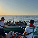Sahil Güvenlik sürüklenen bottaki 14 düzensiz göçmeni kurtardı