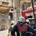 Beyoğlu'da ütü prizde unutulunca yangın çıktı