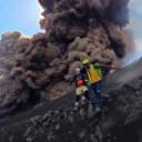 Etna Yanardağı'ndaki patlama sonrası turistlerin kaçması kameraya yansıdı