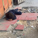 İşgalci İsrail yüzünden Gazzeli çocuklar kaldırımlarda uyumak zorunda kaldı