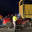 Kamyonun altına giren otomobilin sürücüsü öldü