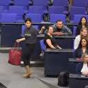 Filistin yazılı tişört giyen Türk kökenli vekil Almanya Federal Meclisi’nden atıldı