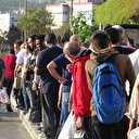 Bir haftadır değişmeyen manzara: İşçiler grev yaptığı İzmir'de yolculular duraklarda uzun süre bekliyor