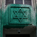 Jets de peinture sur des lieux juifs: Trois Serbes écroués, la Russie soupçonnée