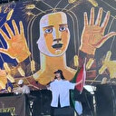 İsrail'in soykırımına sessiz kalmadı: Ünlü şarkıcı konserinde Filistin bayrağı dalgalandırdı