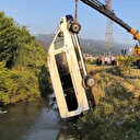 Kazanın sonu dere yatağı oldu: Otomobille çarpışan minibüs takla attı