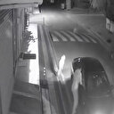 Kocaeli’de korku dolu anlar: Sahipsiz köpeklerden kaçarken can havliyle arabaya sığındı