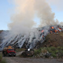 Atıkların bırakıldığı arazide çıkan yangın itfaiye ekiplerinin müdahalesiyle kontrol altına alındı