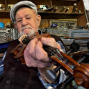 Kömürlükte ürettiği kemanların melodisi dünyada duyuluyor