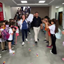 Emekliye ayrılan 46 yıllık öğretmene duygusal veda: Öğrenciler koridorda sıralandı alkışlarla uğurladı