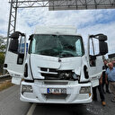 Kocaeli'de kamyon ve tır çarpıştı: Tırın sürücüsü yaralı olarak kurtulurken kamyon şoförü kaçtı