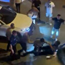 Polisin yakaladığı şüpheliyi korumak için polisleri böyle ezdi