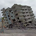 Hatay'da korkutan anlar: Kontrollü yıkılan ağır hasarlı 7 katlı iş merkezi devrildi