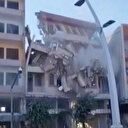 Zeytinburnu'nda kontrollü yıkım sırasında caddeden geçenler kıl payı kurtuldu