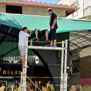 Antalya'da ikinci kattaki balkondan iş yerinin tentesine düştü