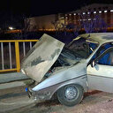 Karaman’da kontrolden çıkan otomobil bariyerlere saplandı