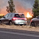 İzmir'de başlayan yangın karayoluna yaklaşınca sürücüler panik yaşadı