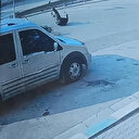 Hatay'da kapıyı açmasıyla motosiklet sürücüsü yere yığıldı: Kaza sonrası yaşanan gergin anlar kamerada