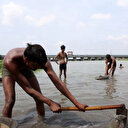 انڈیا کے غوطہ خور جو روز دریاؤں میں’خزانہ‘ ڈھونڈتے ہیں