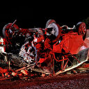 Minibüs ile otomobil çarpıştı: 2 kişinin ağır yaralandığı kazada otomobil adeta yok oldu