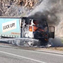 Artvin'de seyir halindeki TIR alev alev yandı