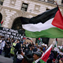 La police britannique menace une manifestante pacifique brandissant un drapeau palestinien