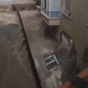 Ankara'da sel suları binanın duvarını patlattı: Vatandaşlar canını zor kurtardı