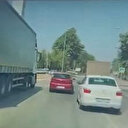 Bursa'da TIR'ın kör noktasında kalan otomobil kullanılmaz hale geldi