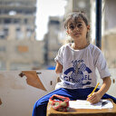 İsrail saldırısında sağ kolunu kaybeden Gazzeli Dana yaşama tutunmaya çalışıyor