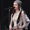 Fransız şarkıcı sahneye Filistin kefiyesi ile çıktı