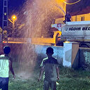 Iğdır'da çocuklar sulama aracından sıkılan suyla serinledi