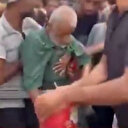 Gazze’de yardım kuyruğunda bekleyen yaşlı adam açlığa dayanamayıp fenalaştı