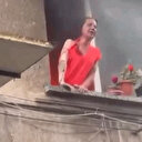 Zamanla yarış: Bursa'da dört katlı binada çıkan yangında alevler arasında kalan kadını mahalleli kurtardı