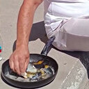 Pendik’te sıcaklık 40 dereceyi gördü: Esnaf asfalt üstünde yumurta pişirip afiyetle yedi
