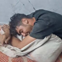 Ölüm tuzağından kurtulup ailesine bir çuval un getiren Gazzeli gencin mutluluğu