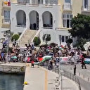 Yunanistan’da İsrail’e tepki: Siros limanına yanaşan gemiden indirmediler